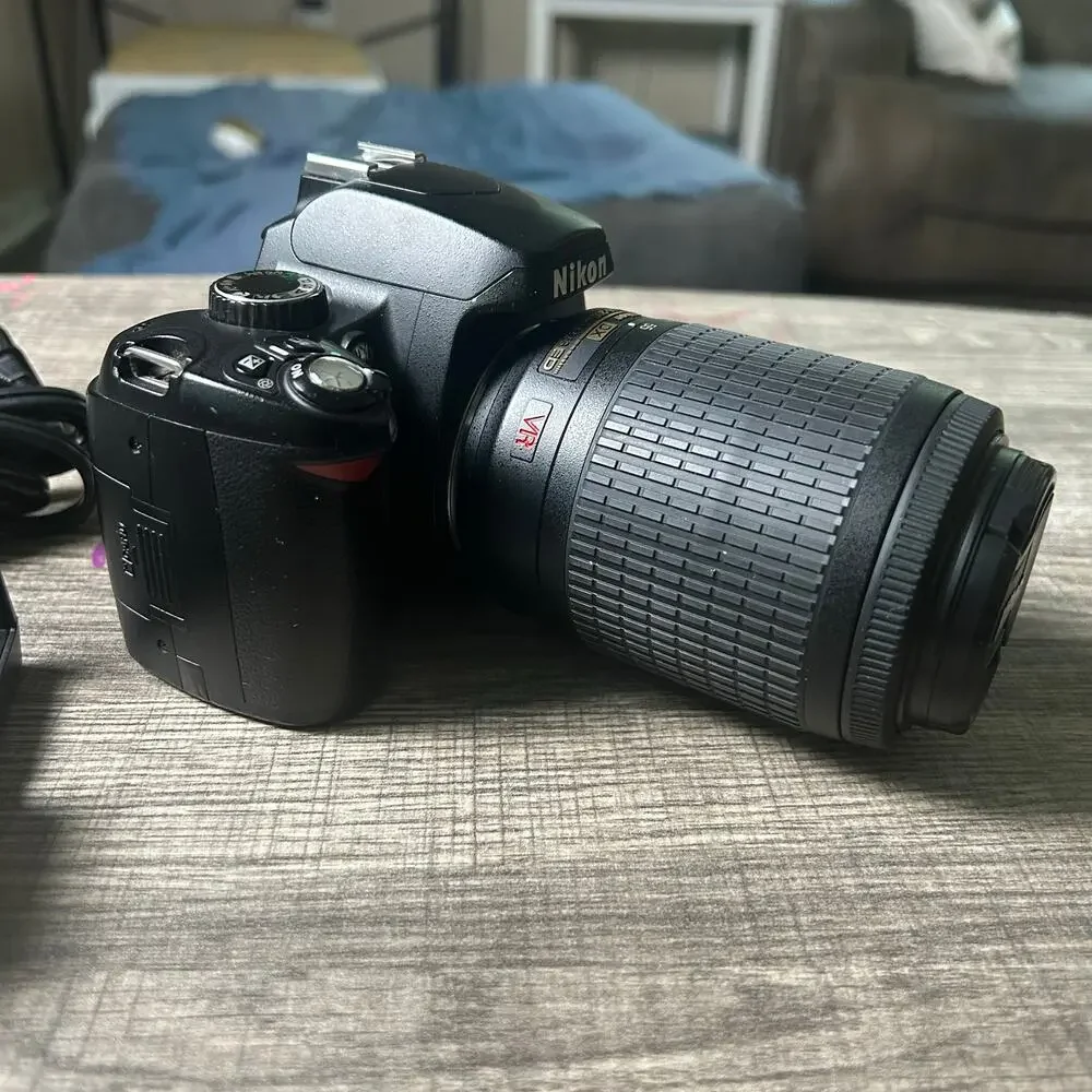 Nikon D60 DSLR Camera w/ AF-S DX 55-200mm VR Lens Charger and Battery Tested